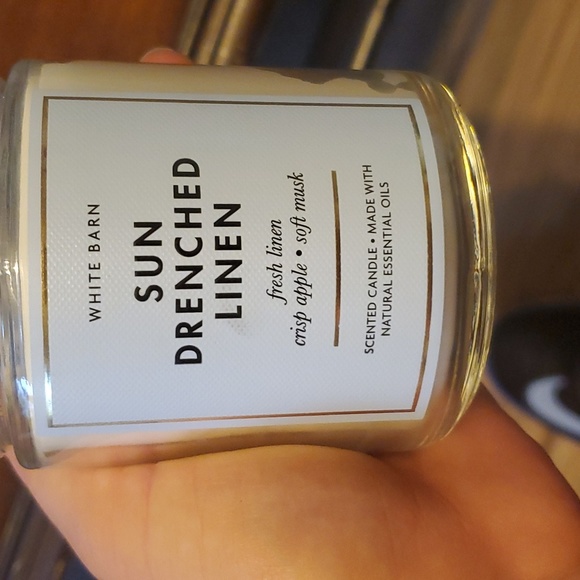 White Barn Sun Drenched Linen Candle - Picture 3 of 4